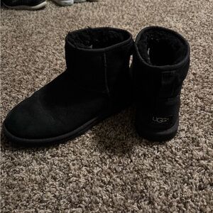 **last chance!** UGG Black Classic Short Boots
